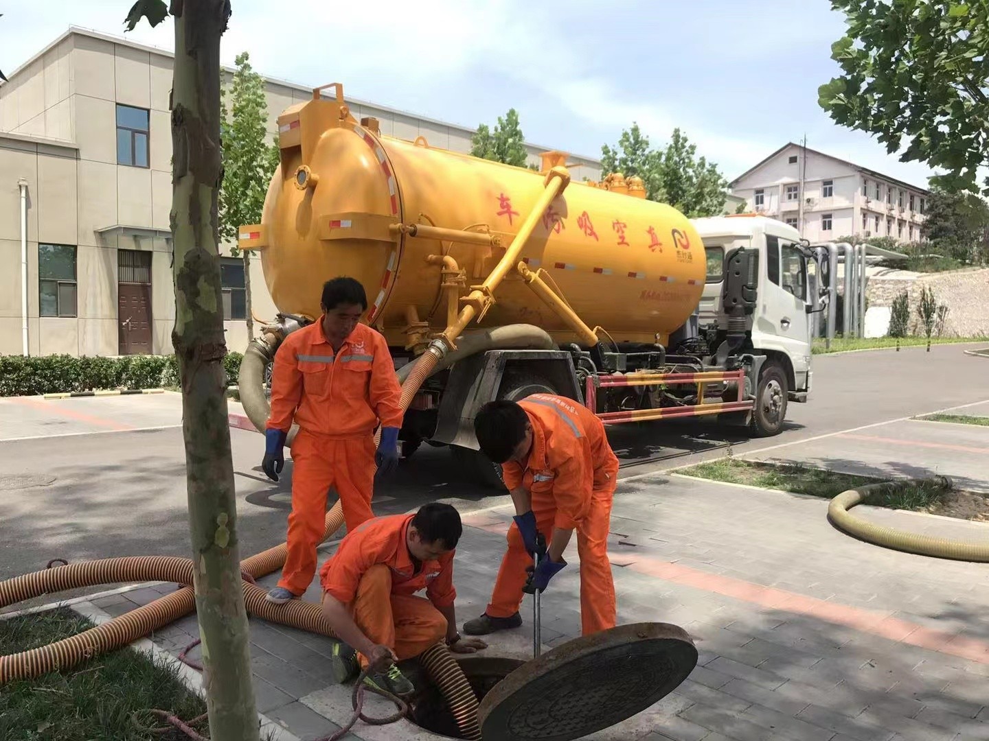 莒南管道疏通车停在窨井附近