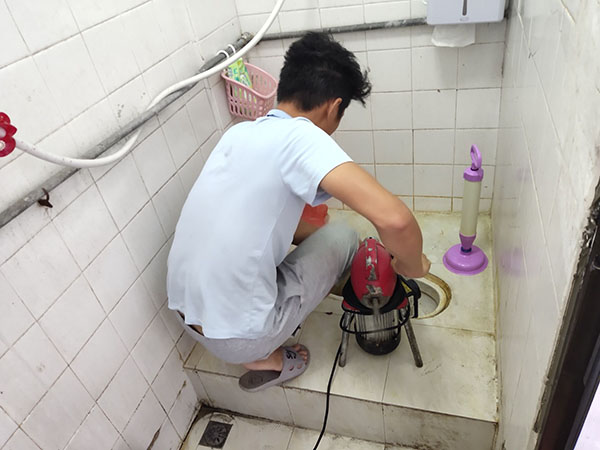 莒南管道堵塞冒臭气 专业师傅现场解决问题